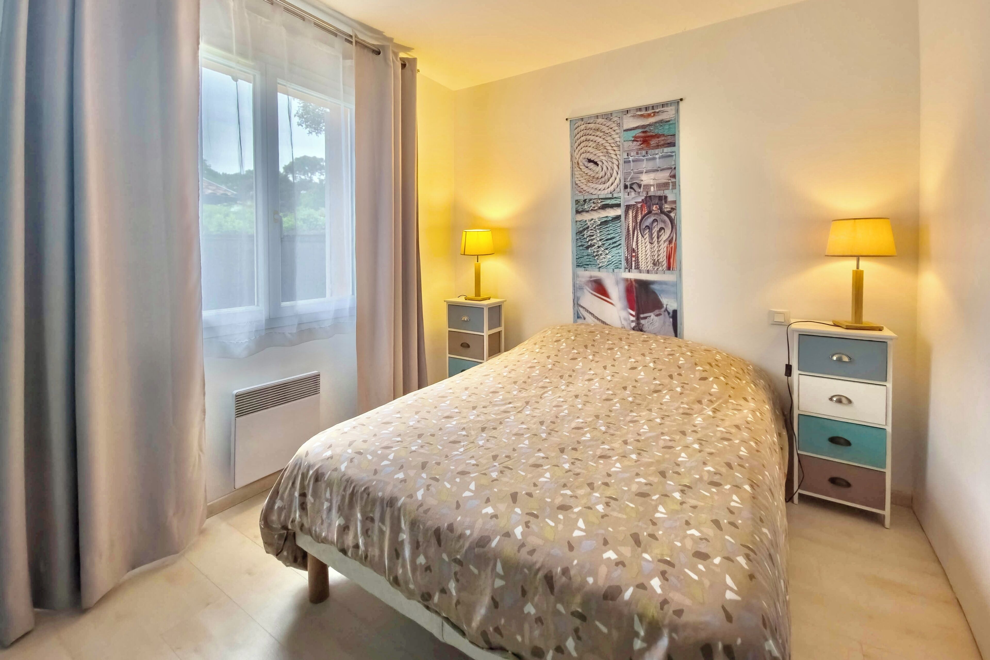 4 bedrooms, iron/ironing board, bed sheets