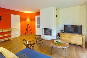 Smart TV, caminetto, lettore DVD, tavolo da ping pong