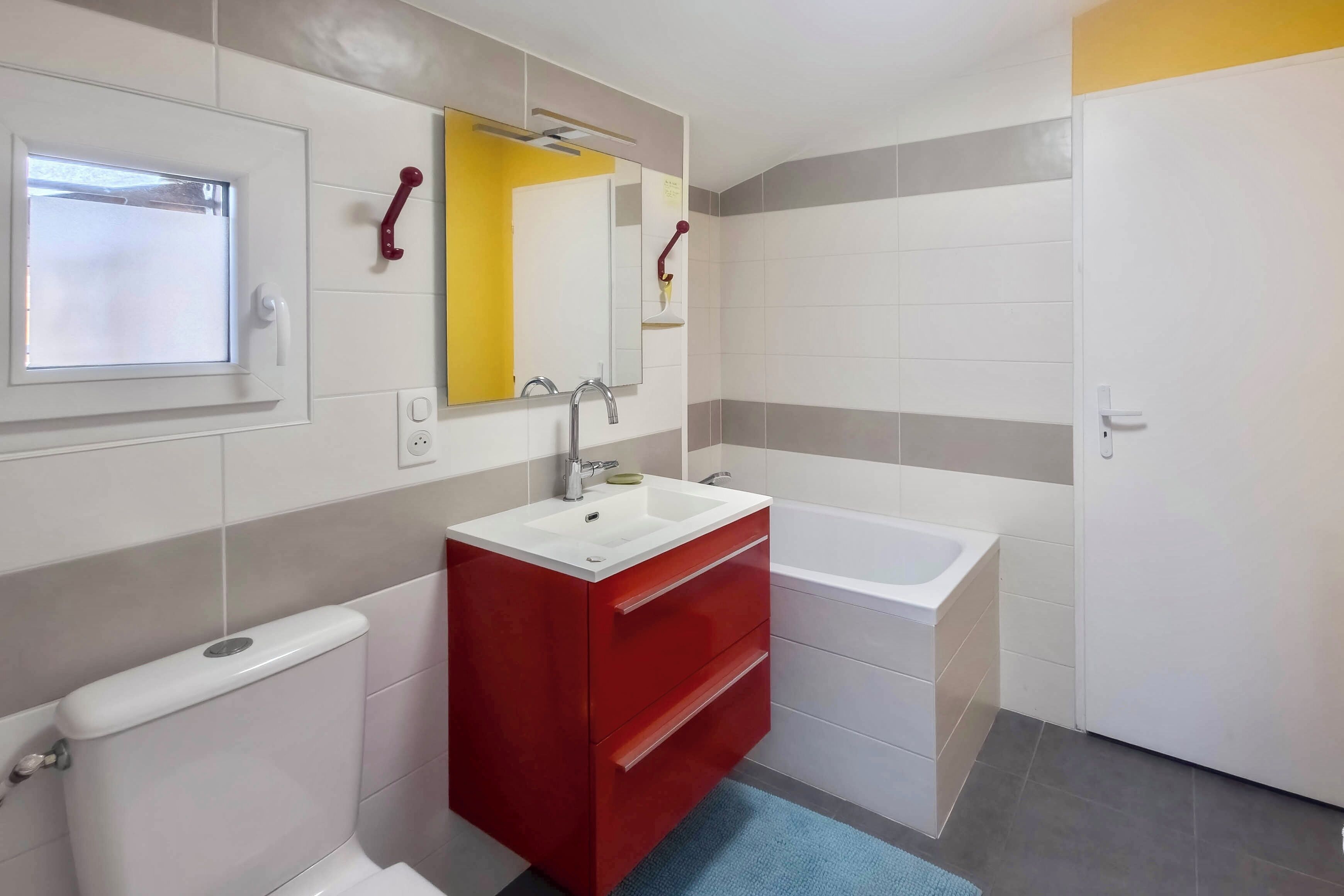 Douche, sèche-cheveux, serviettes fournies, papier toilette