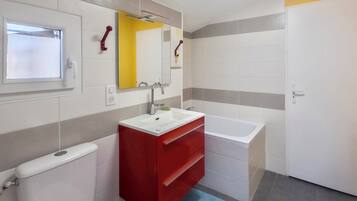 Douche, sĂšche-cheveux, serviettes fournies, papier toilette