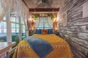 Room - Enchanted Tiny Stay w/ Hot tub-The Stowaway (Wedowee)