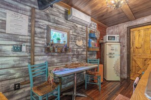 Dining - Enchanted Tiny Stay w/ Hot tub-The Stowaway (Wedowee)