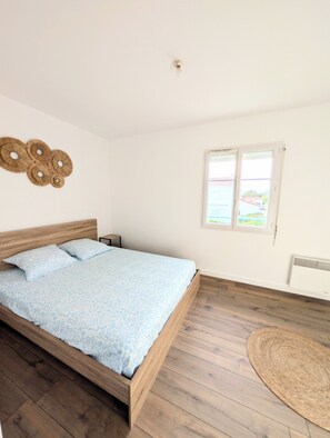Room - Vrbo Property (Saint-Gilles-Croix-de-Vie)
