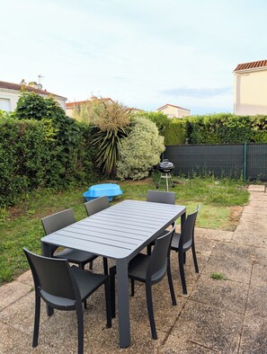 Outdoor dining - Vrbo Property (Saint-Gilles-Croix-de-Vie)