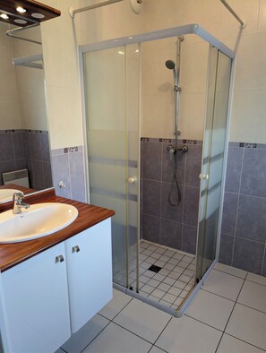 Bathroom - Vrbo Property (Saint-Gilles-Croix-de-Vie)