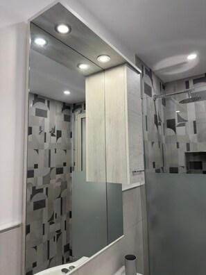 Dusche, Haartrockner, Handtücher, Seife