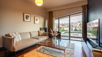 Appartement Luxe, balcon, vue ville | Coin séjour