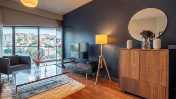 Luxury-Apartment, Balkon, Stadtblick | Wohnbereich