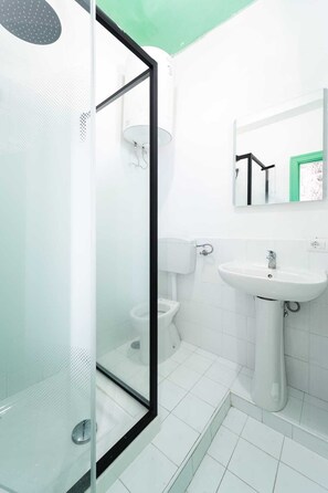 Habitación doble | Baño | Secadora de cabello, toallas, shampoo, papel de baño