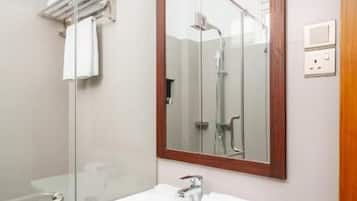 Quarto casal superior, sacada, vista para o jardim | Banheiro | Chuveiro, secador de cabelo, chinelos, toalhas de banho