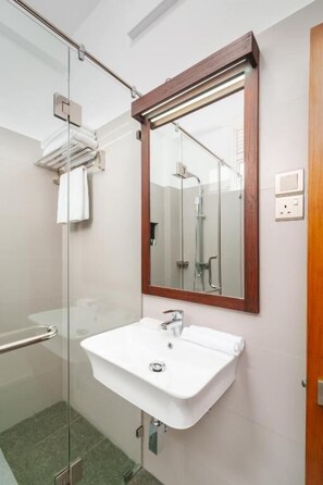 Chambre Double Supérieure, balcon, vue jardin | Salle de bain | Douche, sèche-cheveux, chaussons, serviettes fournies