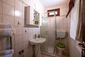 Een douche, handdoeken