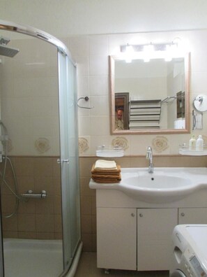 Shower, hair dryer, towels
