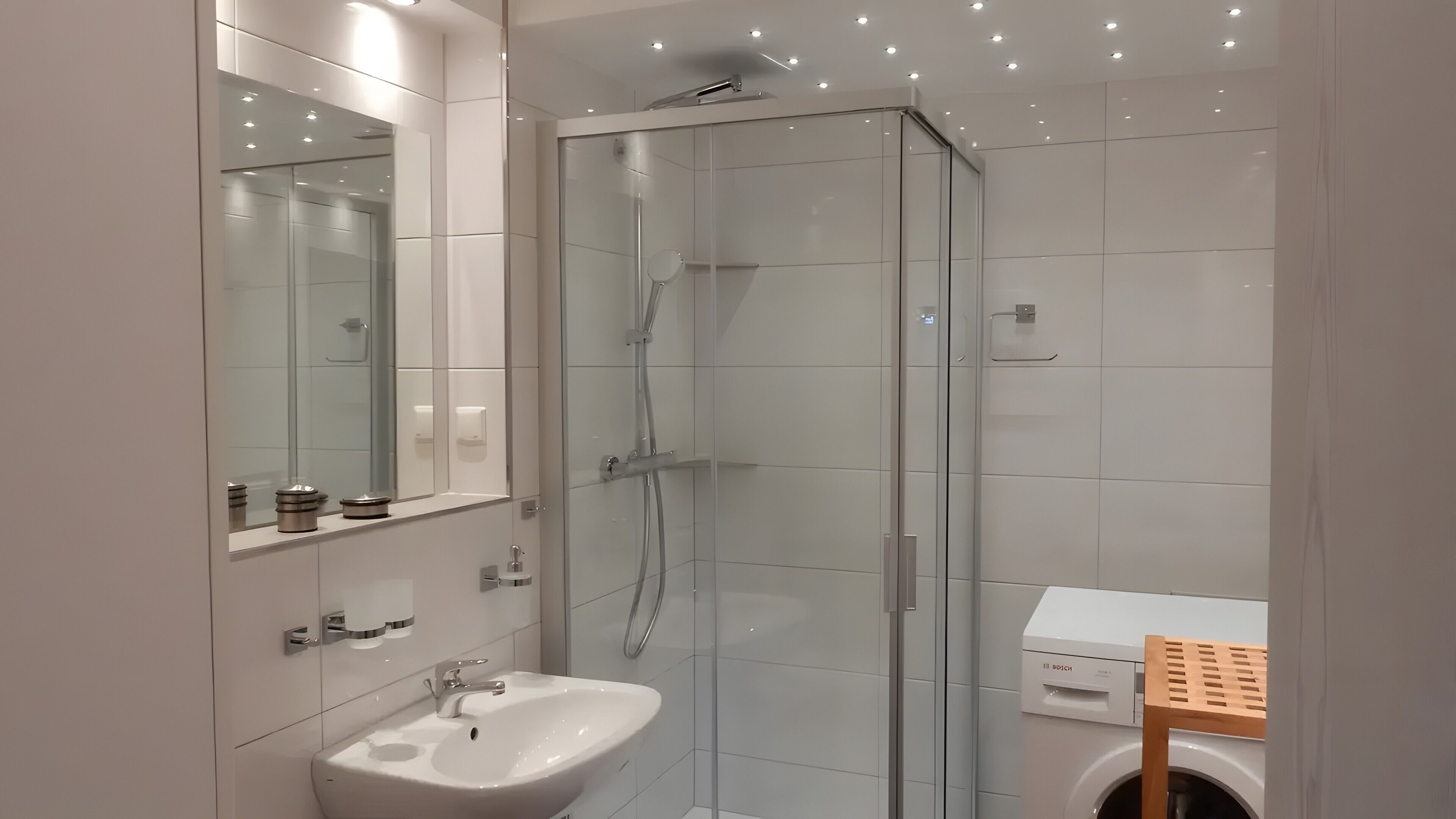 Douche, sèche-cheveux, serviettes fournies