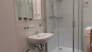 Douche, séchoir à cheveux, serviettes fournies