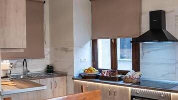 Habitación Confort doble, balcón, vistas al patio | Restauración