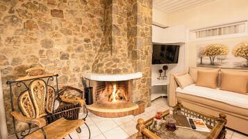 Chambre Confort double, balcon, vue sur la cour intérieure | Aire de séjour | Téléviseur connecté de 45 po avec télévision par câble, Netflix