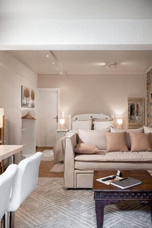 Deluxe Studio, Patio | Living area | 45-inch Smart TV with cable channels, Netflix, streaming services - Ampolis (Arachova)