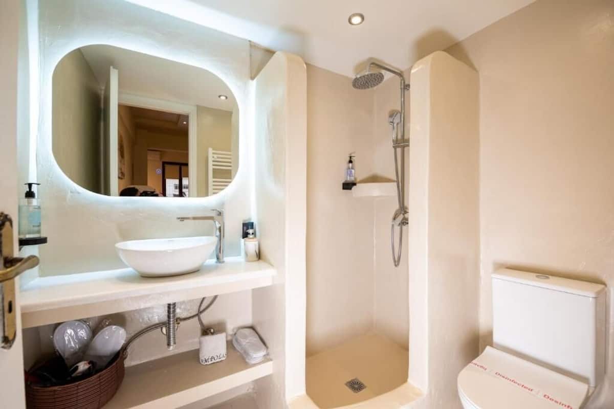 Studio Deluxe, patio | Salle de bain | Pantoufles