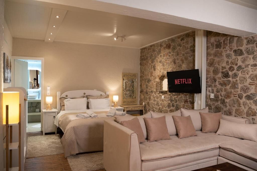 Deluxe Studio, Patio | Blackout drapes, soundproofing, iron/ironing board, free WiFi