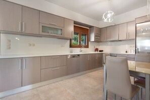 Refrigerador, horno, placa de cocina, lavavajillas