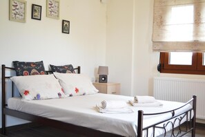 Iron/ironing board, WiFi, bed sheets - Holiday Home 'Ariadni's Maisonette' with Mountain View, Wi-Fi and Air Conditioning (Giofirakia)