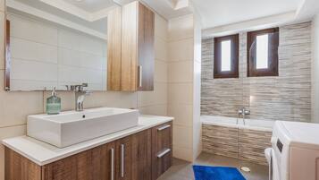 Shower, hair dryer, towels