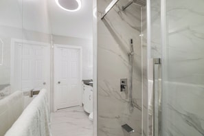 Bathroom - Terrific 5-bedroom house with AC near Falls& fire work and casino walking ditNce (Niagara Falls)