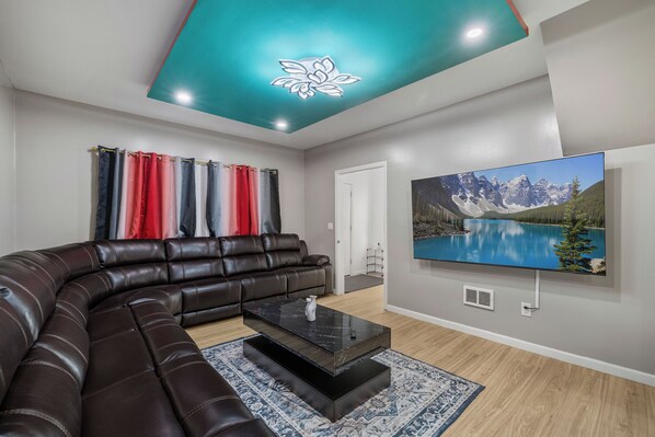 Living area - Terrific 5-bedroom house with AC near Falls& fire work and casino walking ditNce (Niagara Falls)