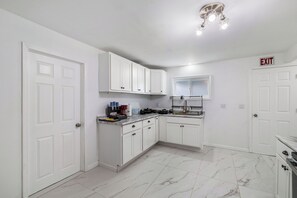 Private kitchen - Terrific 5-bedroom house with AC near Falls& fire work and casino walking ditNce (Niagara Falls)