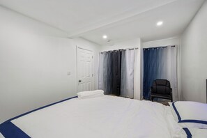 Room - Terrific 5-bedroom house with AC near Falls& fire work and casino walking ditNce (Niagara Falls)
