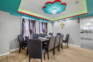 Dining - Terrific 5-bedroom house with AC near Falls& fire work and casino walking ditNce (Niagara Falls)
