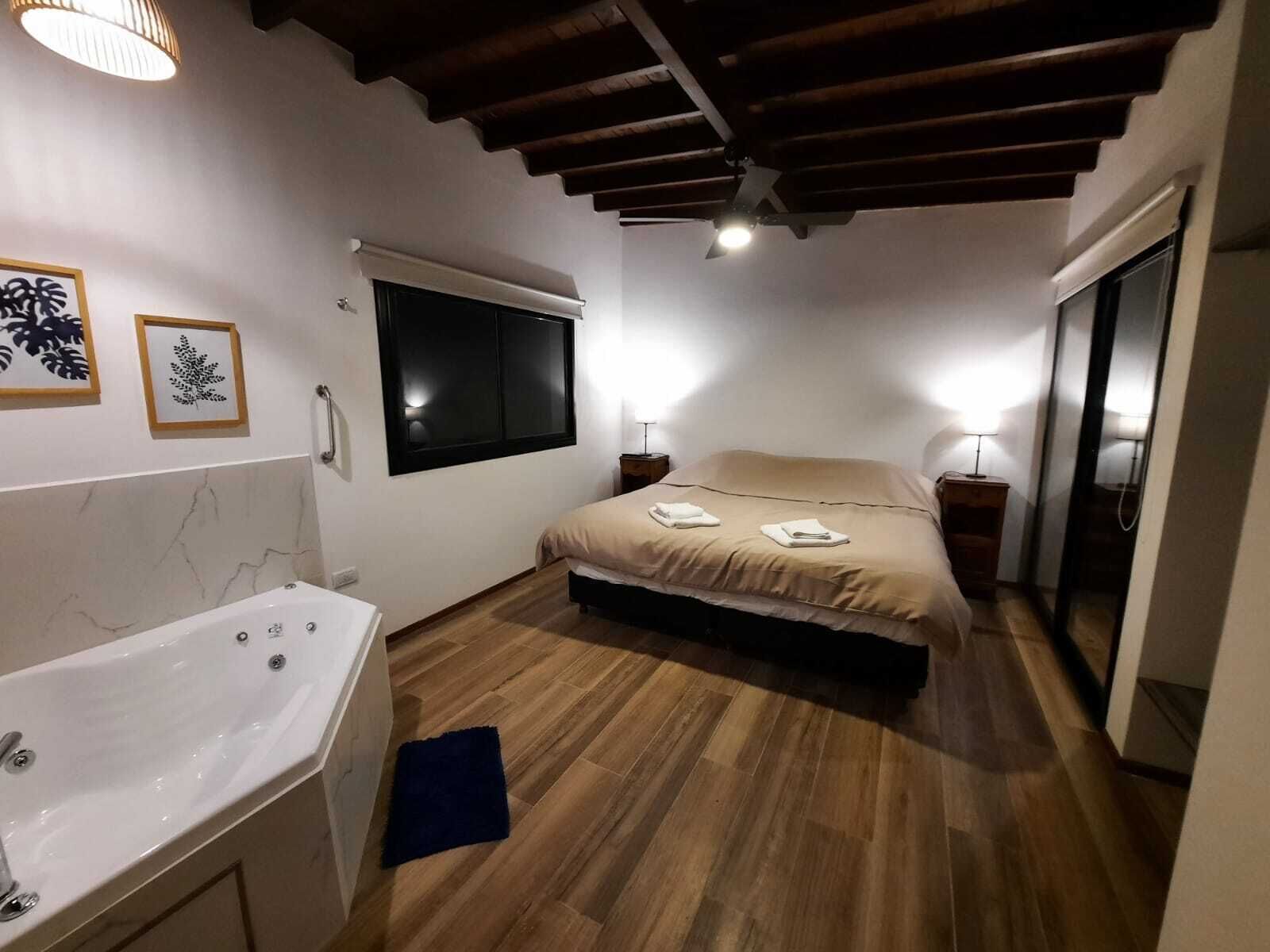 Casa | Caja de seguridad en la habitación, cortinas blackout y wifi gratis 