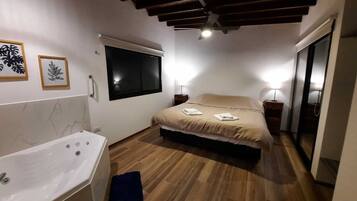Casa | Caja de seguridad en la habitación, cortinas blackout y wifi gratis