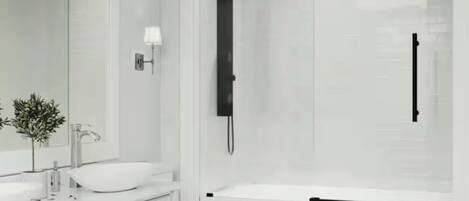 Doccia, asciugamani, sapone, carta igienica