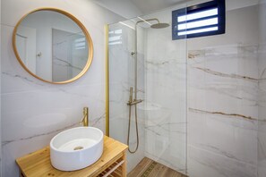 Bathroom - Cozy 1-bedroom villa "Le Sucrier" in beautiful Saint-François with AC (Saint-François)