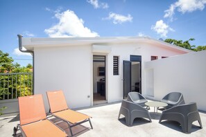 Outdoor dining - Cozy 1-bedroom villa "Le Sucrier" in beautiful Saint-François with AC (Saint-François)