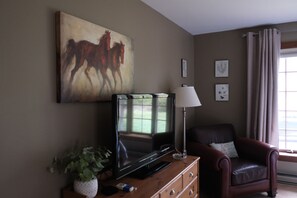Living area - Hot Tub, Fire pit, Fireplace - Large Chalet Just Minutes to Town + WMC (Windham)