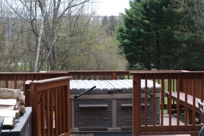 Property grounds - Hot Tub, Fire pit, Fireplace - Large Chalet Just Minutes to Town + WMC (Windham)