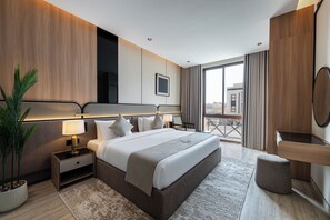 Three-Bedroom Premium Apartment with Balcony | Peti besi dalam bilik, meja, langsir/tirai gelap terus, kalis bunyi 