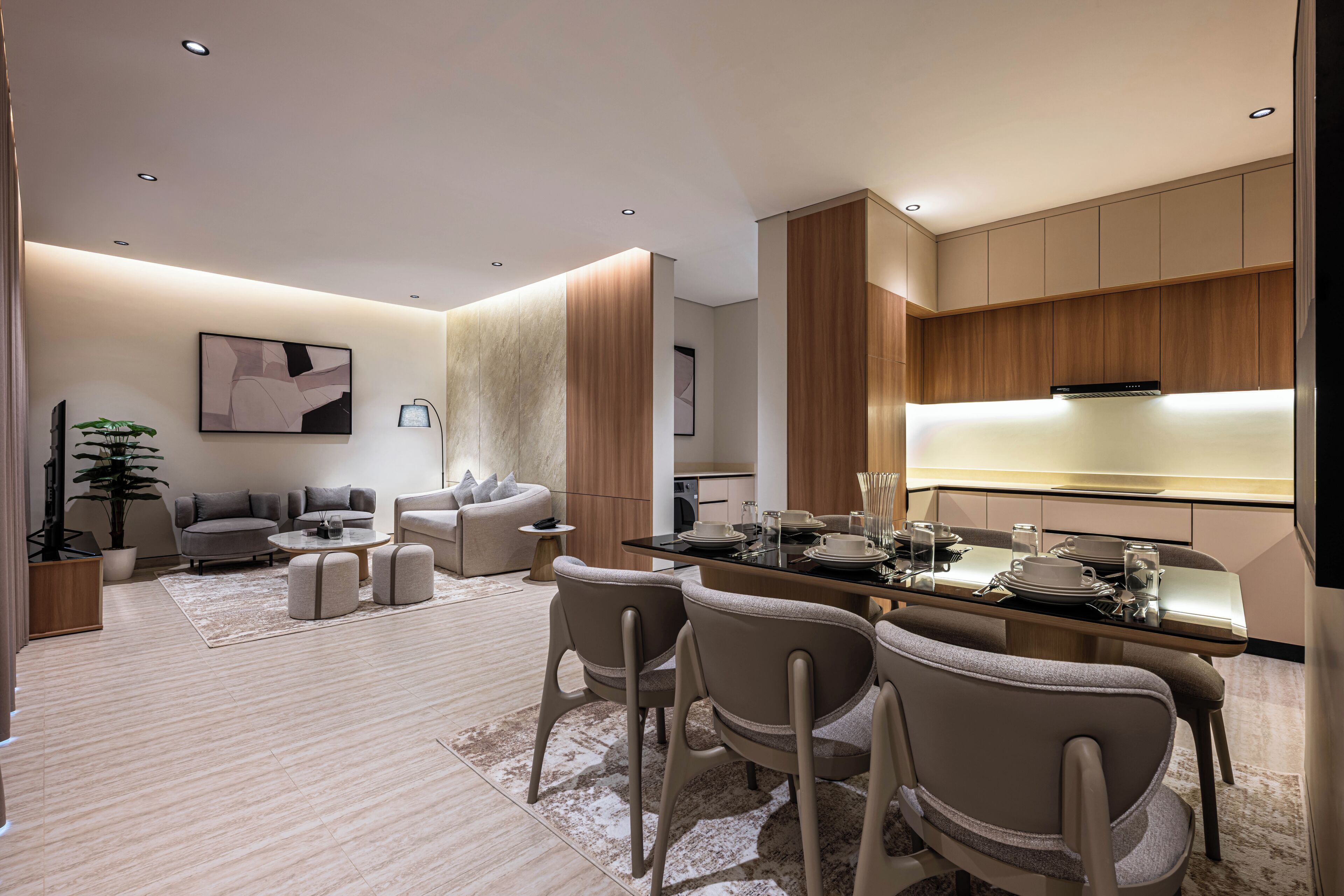 Luxe appartement | Een kluis op de kamer, een bureau, verduisterende gordijnen