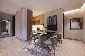 Superior-Apartment | Zimmersafe, Schreibtisch, Verdunkelungsvorhänge, schallisolierte Zimmer