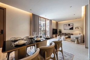 Three-Bedroom Premium Apartment with Balcony | Peti besi dalam bilik, meja, langsir/tirai gelap terus, kalis bunyi 