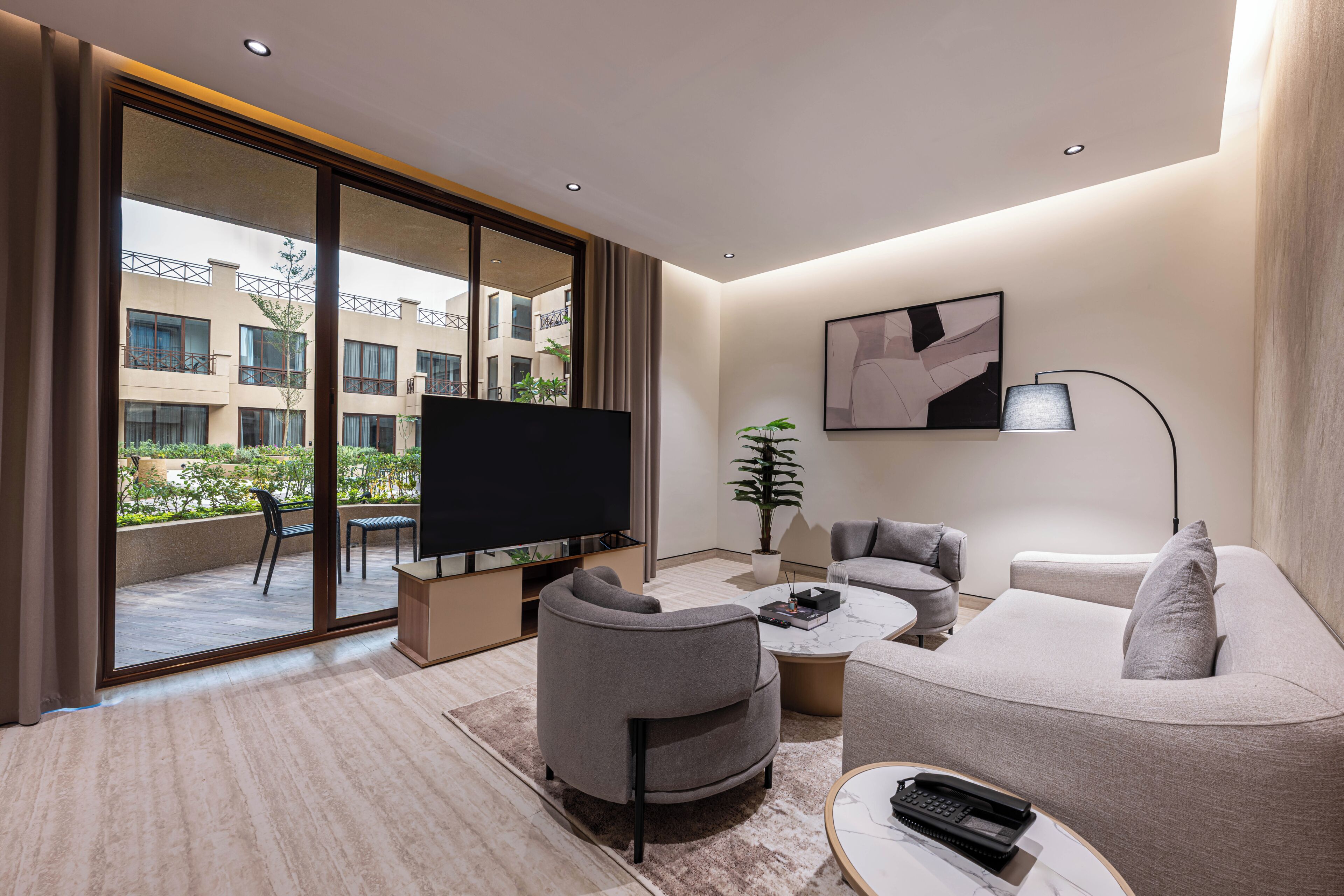 Superior-Apartment | Zimmersafe, Schreibtisch, Verdunkelungsvorhänge, schallisolierte Zimmer