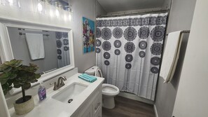 Een haardroger, handdoeken, toiletpapier