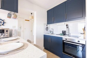 Kühlschrank, Mikrowelle, Ofen, Geschirrspüler