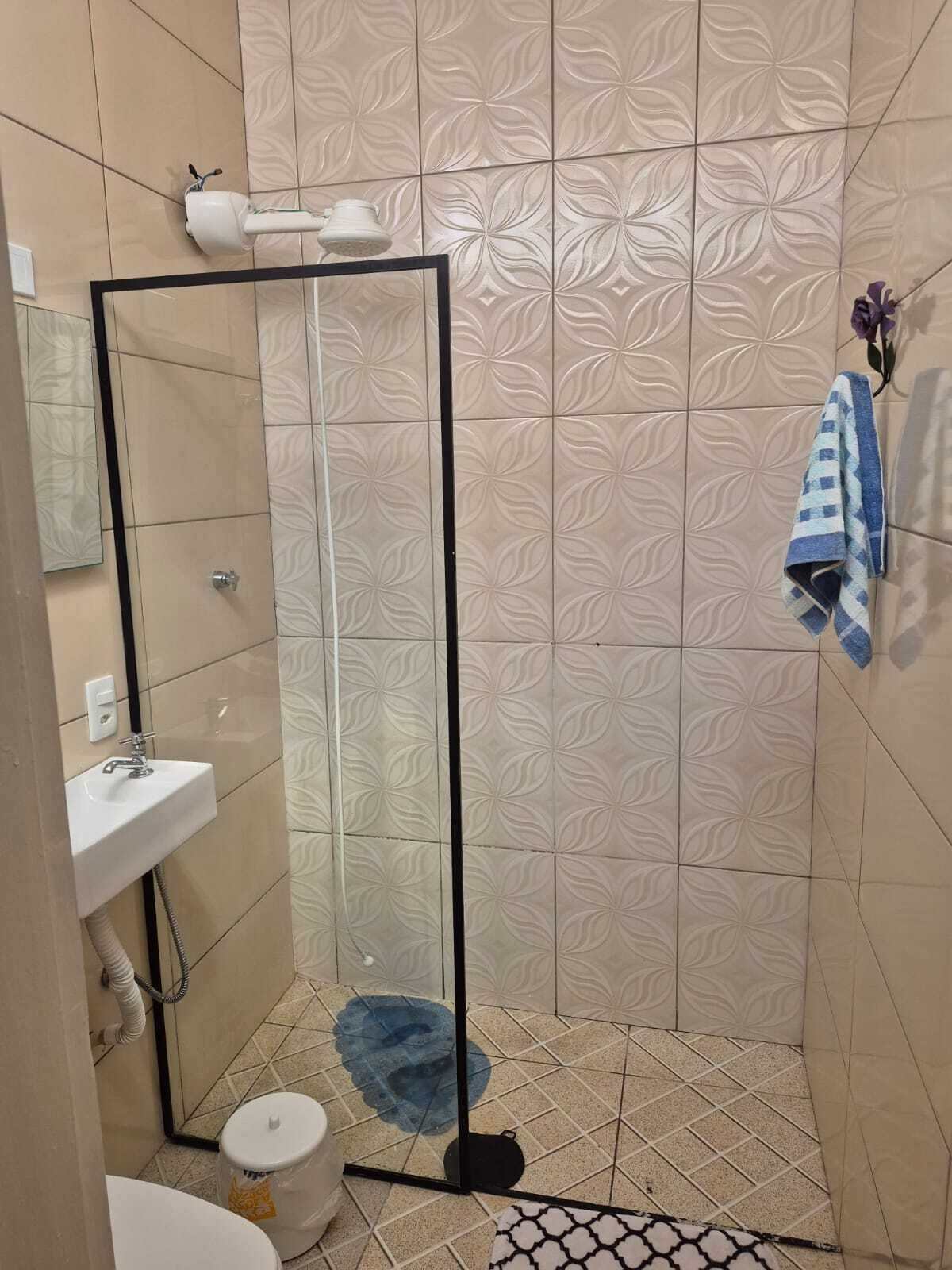 Secador de cabelo, toalhas de banho, sabonete, papel higiênico