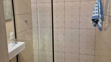 Secador de cabelo, toalhas de banho, sabonete, papel higiênico