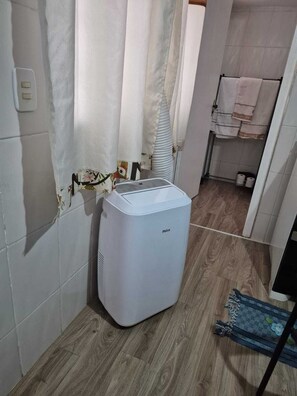 Secador de pelo, toallas, jabón, papel higiénico