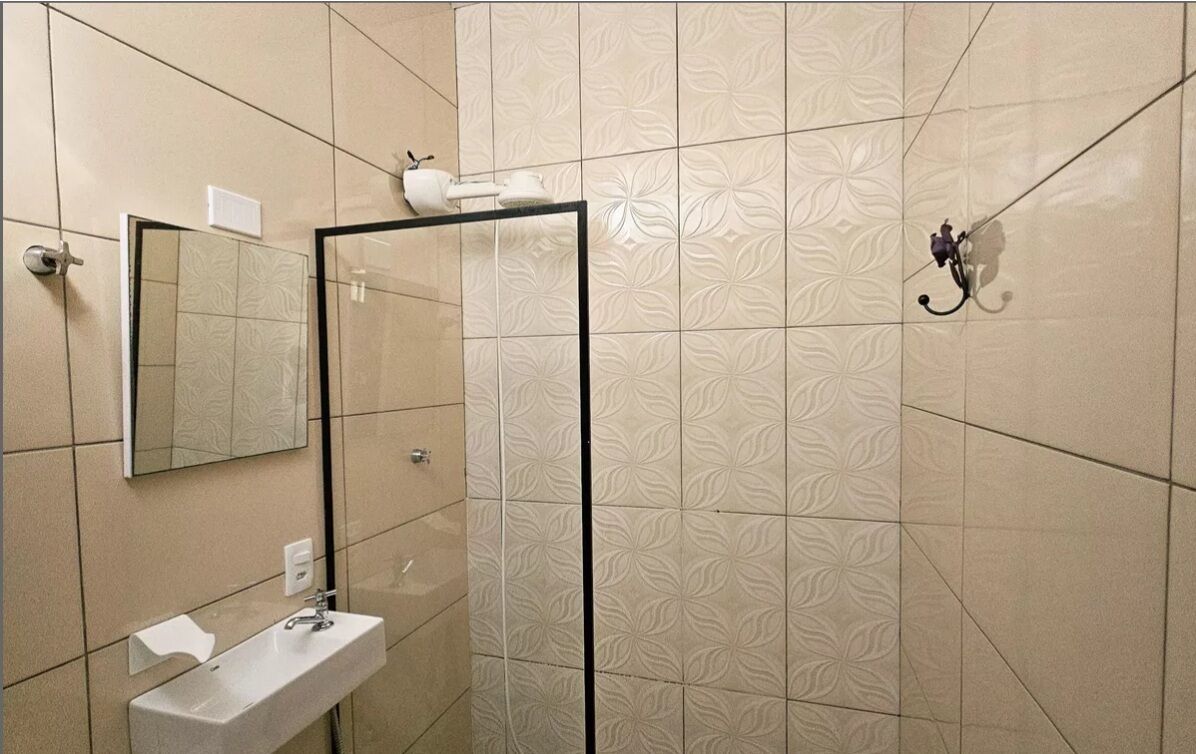 Haartrockner, Handtücher, Seife, Toilettenpapier